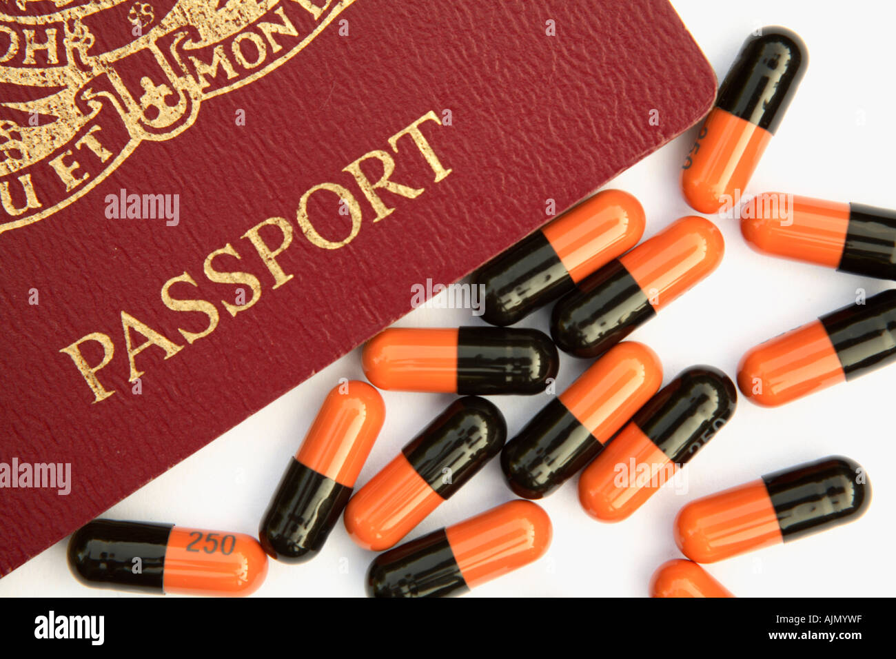Passeport avec des pilules qui peuvent être utilisées pour illustrer des billet d'avion ou le trafic de drogue Banque D'Images