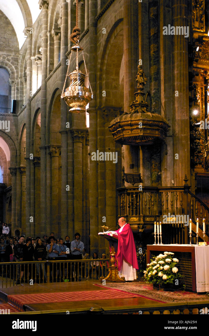 Botafumeiro suspendu au plafond de la cathédrale de Saint-Jacques-de-Compostelle préside la messe des pèlerins à son arrivée après Banque D'Images