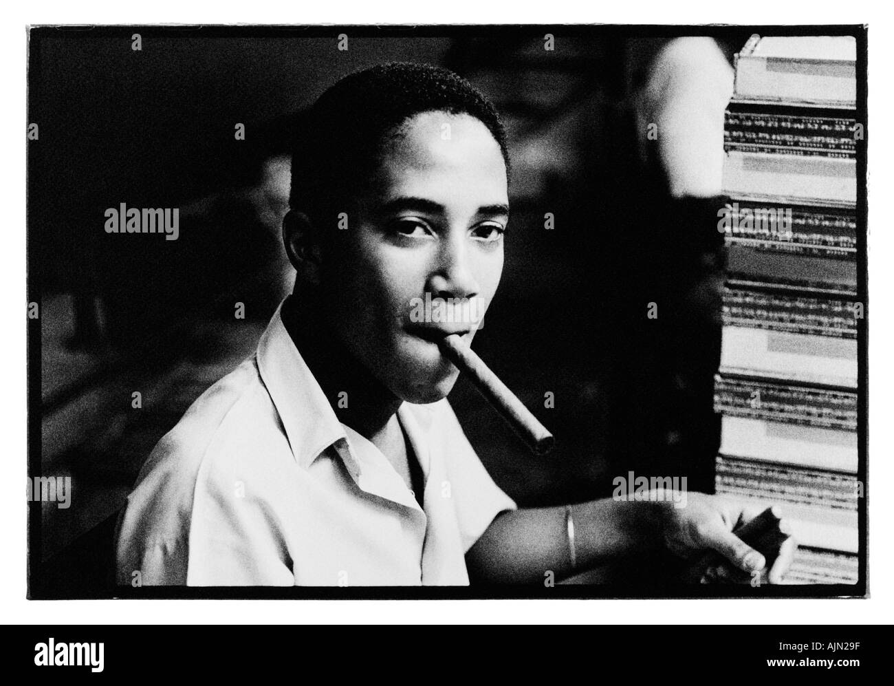 Travailleur homme prétendant à fumer un cigare roulé fraîchement à Partagas Cigar Factory Havanna Cuba Banque D'Images