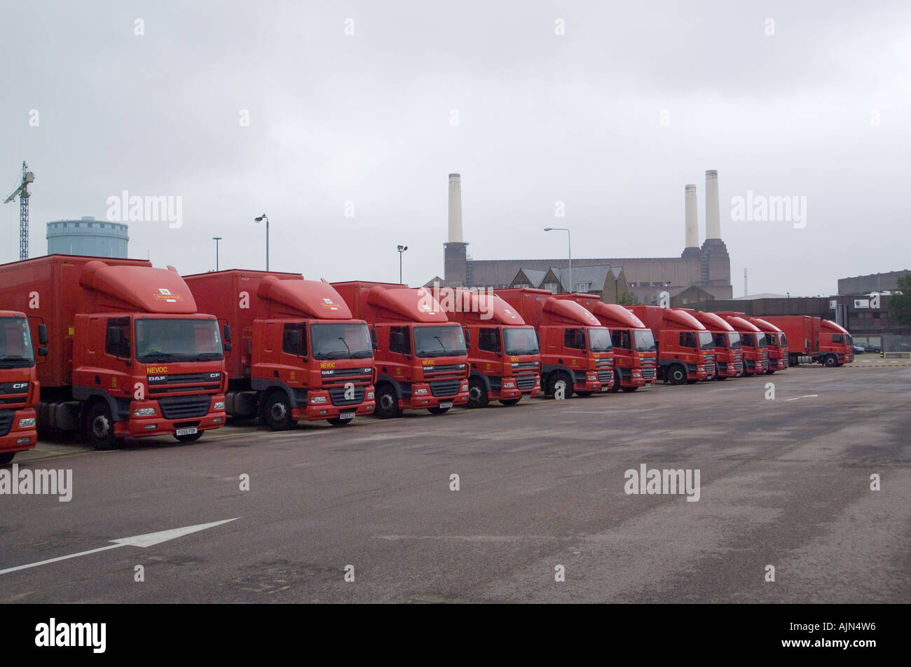 Royal Mail camions dans une rangée Banque D'Images
