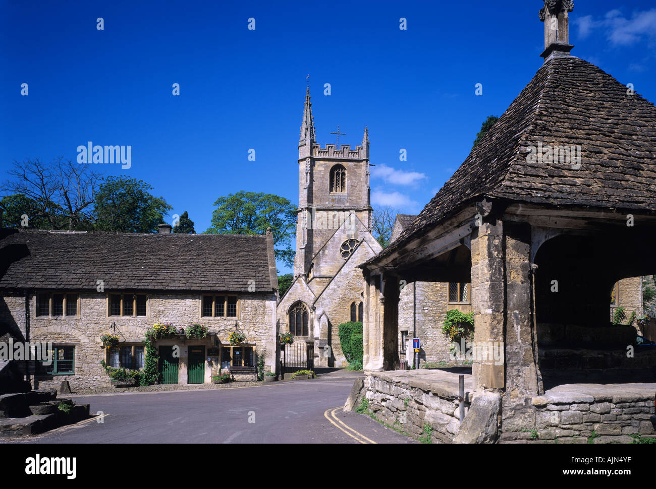 Castle Combe Croix du marché et l'Église Wiltshire England UK Banque D'Images