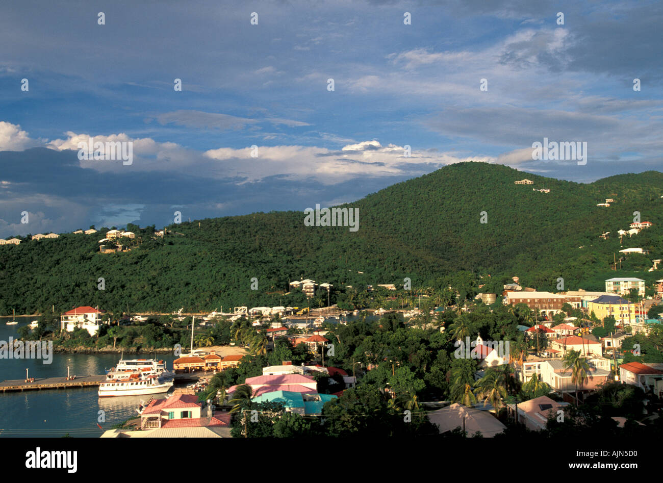 St John united states US Virgin Islands Cruz Bay, au crépuscule des bâtiments d'architecture du paysage pittoresque de Green Mountain island Banque D'Images