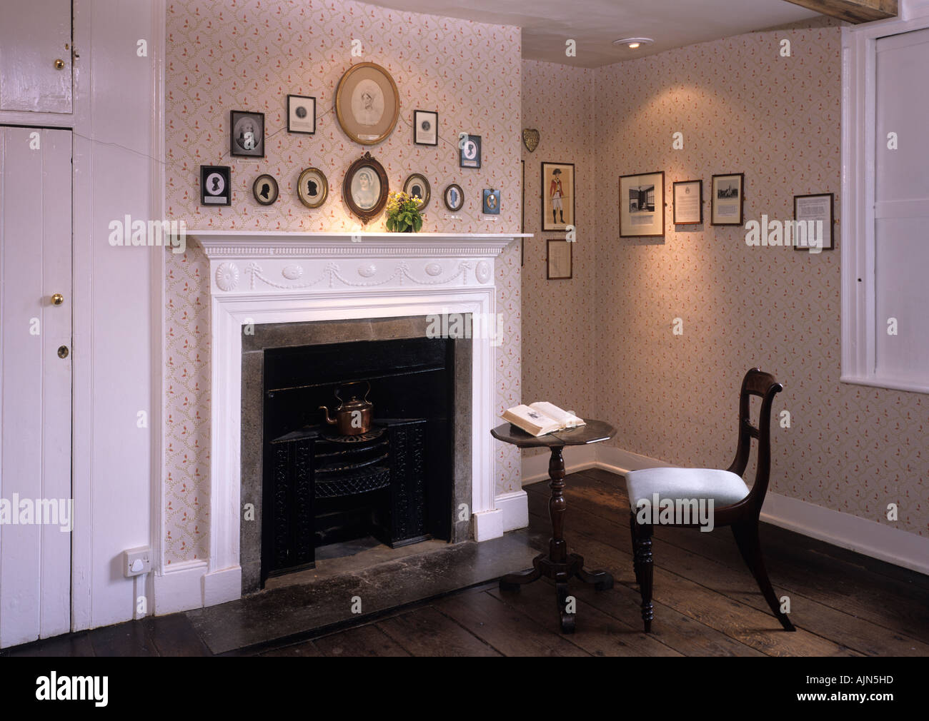 Maison de Jane Austen. Jane Austen's table pour écrire dans le salon,  Chawton, Hampshire, England, UK Photo Stock - Alamy