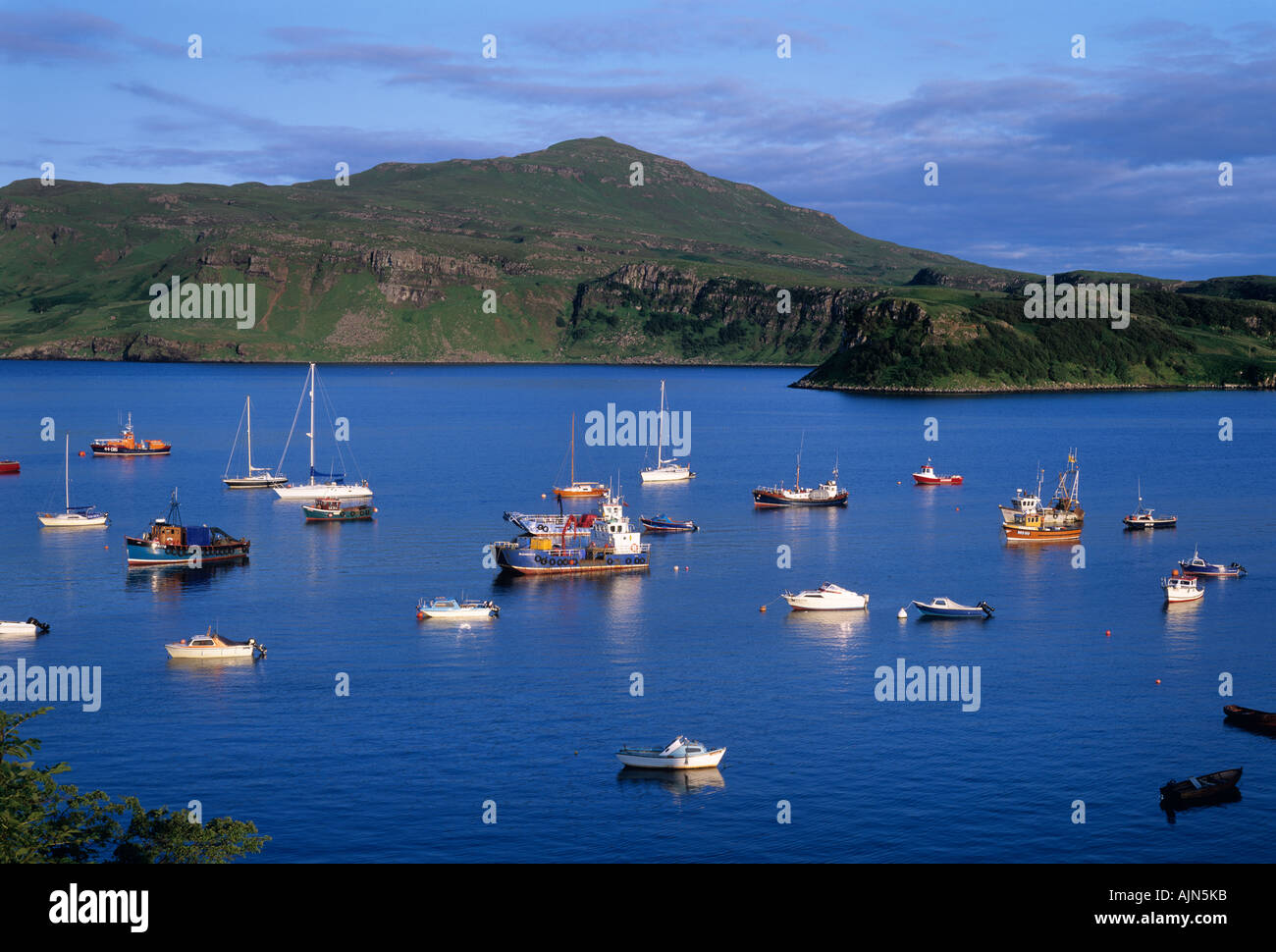 Bateaux dans le port de Portree Île de Skye Scotland UK Banque D'Images