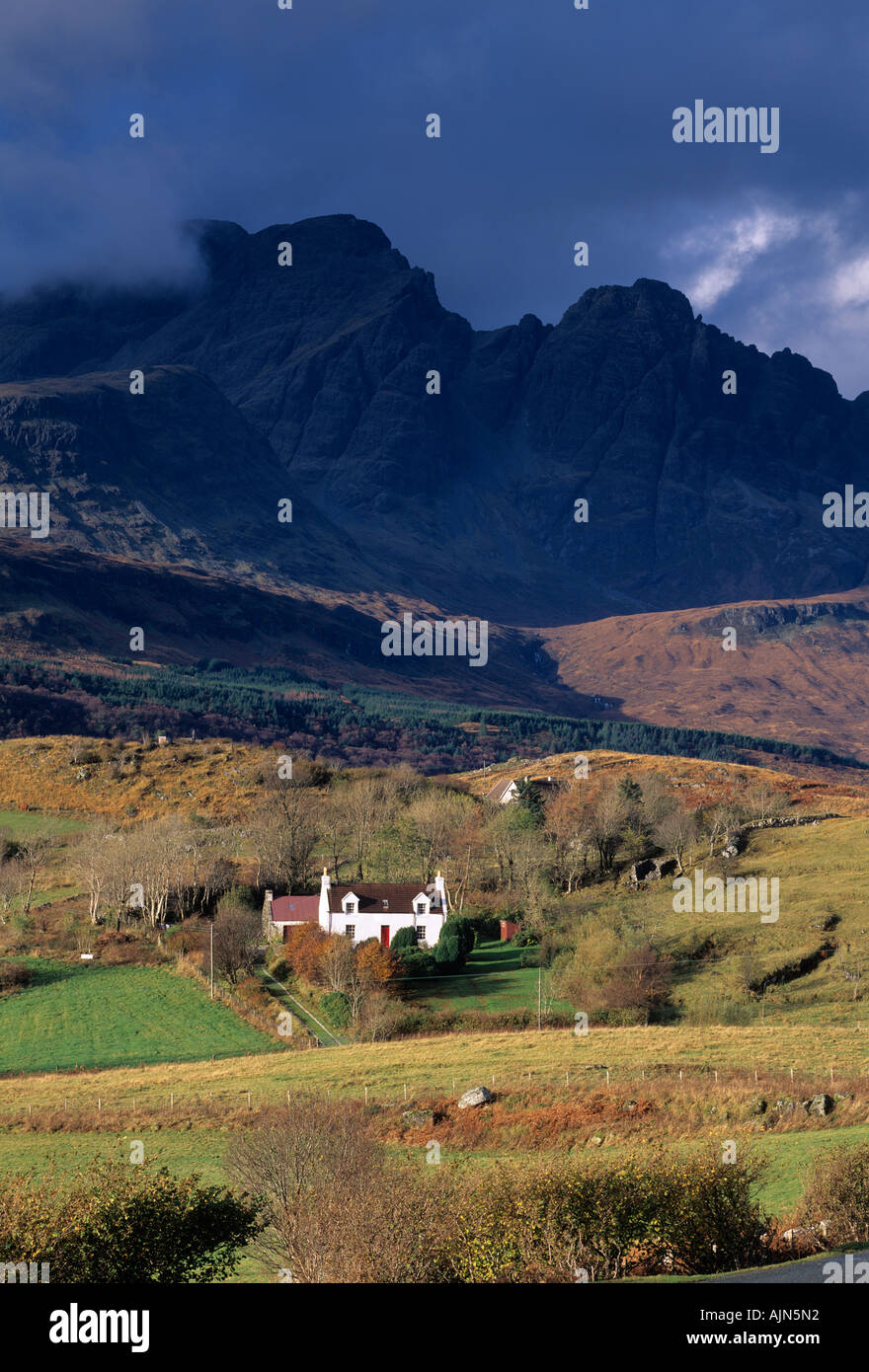 Selkirk Arms, Cuillin Hills, avec cottage, Isle of Skye, Scotland, UK Banque D'Images