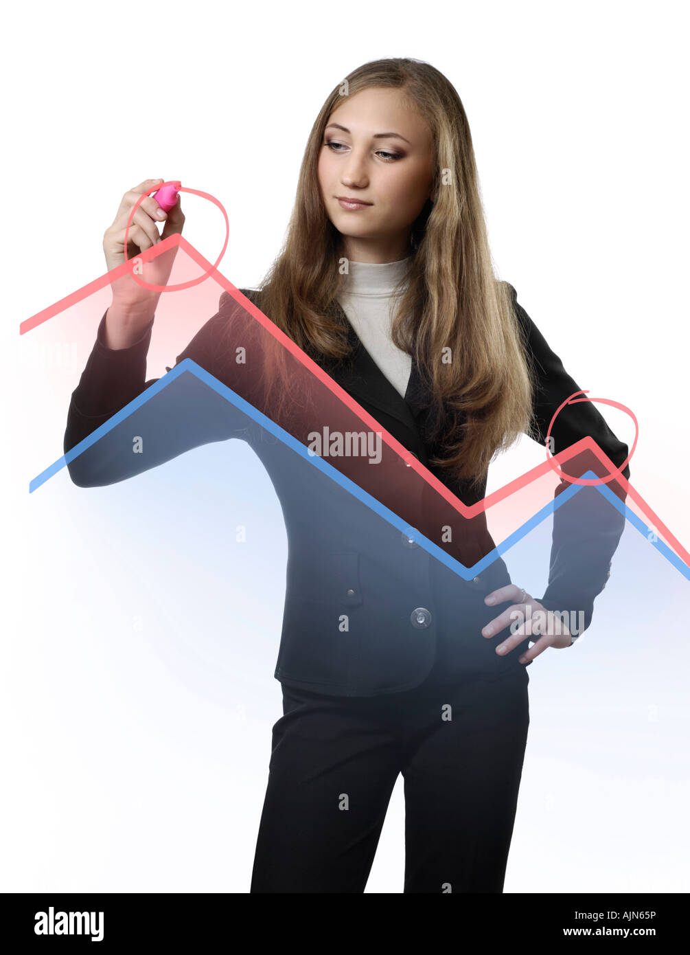 Young attractive businesswoman analyser un graphique Banque D'Images