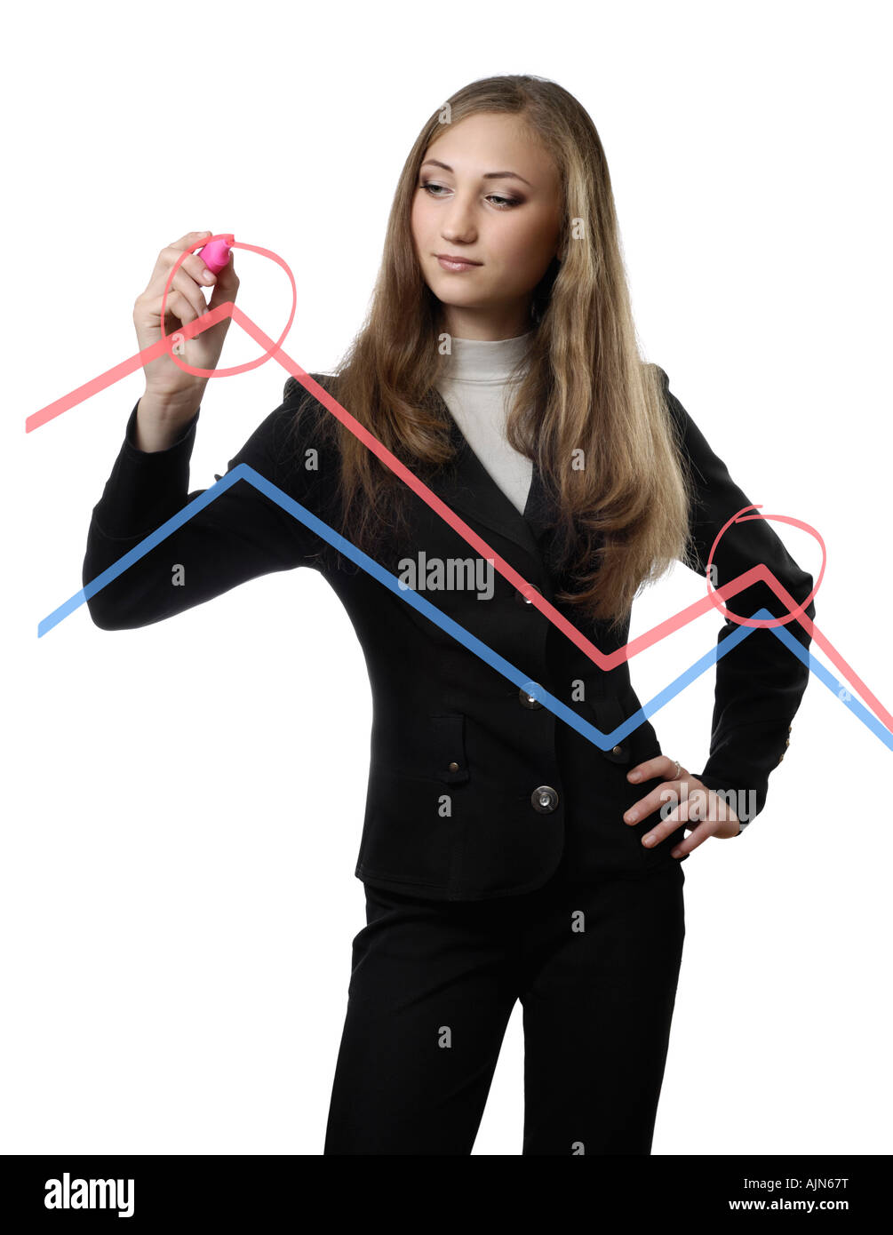 Young attractive businesswoman analyser un graphique dessiné sur un bord de verre Banque D'Images