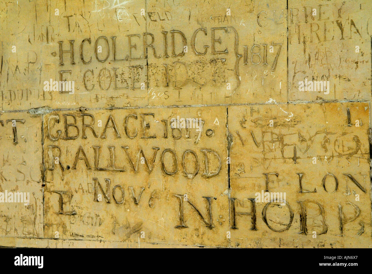 Des initiales gravées par graffiti, les noms des anciens élèves du collège Eton sur les murs du cloître. Eton School. Windsor Angleterre années 2000 2006 HOMER SYKES Banque D'Images