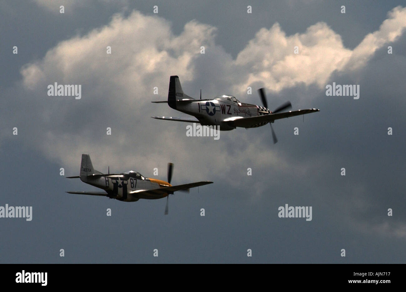 WW2 Mustangs de l'USAF volant au-dessus de CAMBS UK 2004 PIC PAR JOHN ROBERTSON Banque D'Images