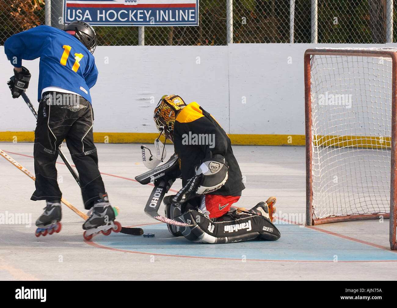 Roller Hockey Goalie permet une sauvegarde Photo Stock - Alamy