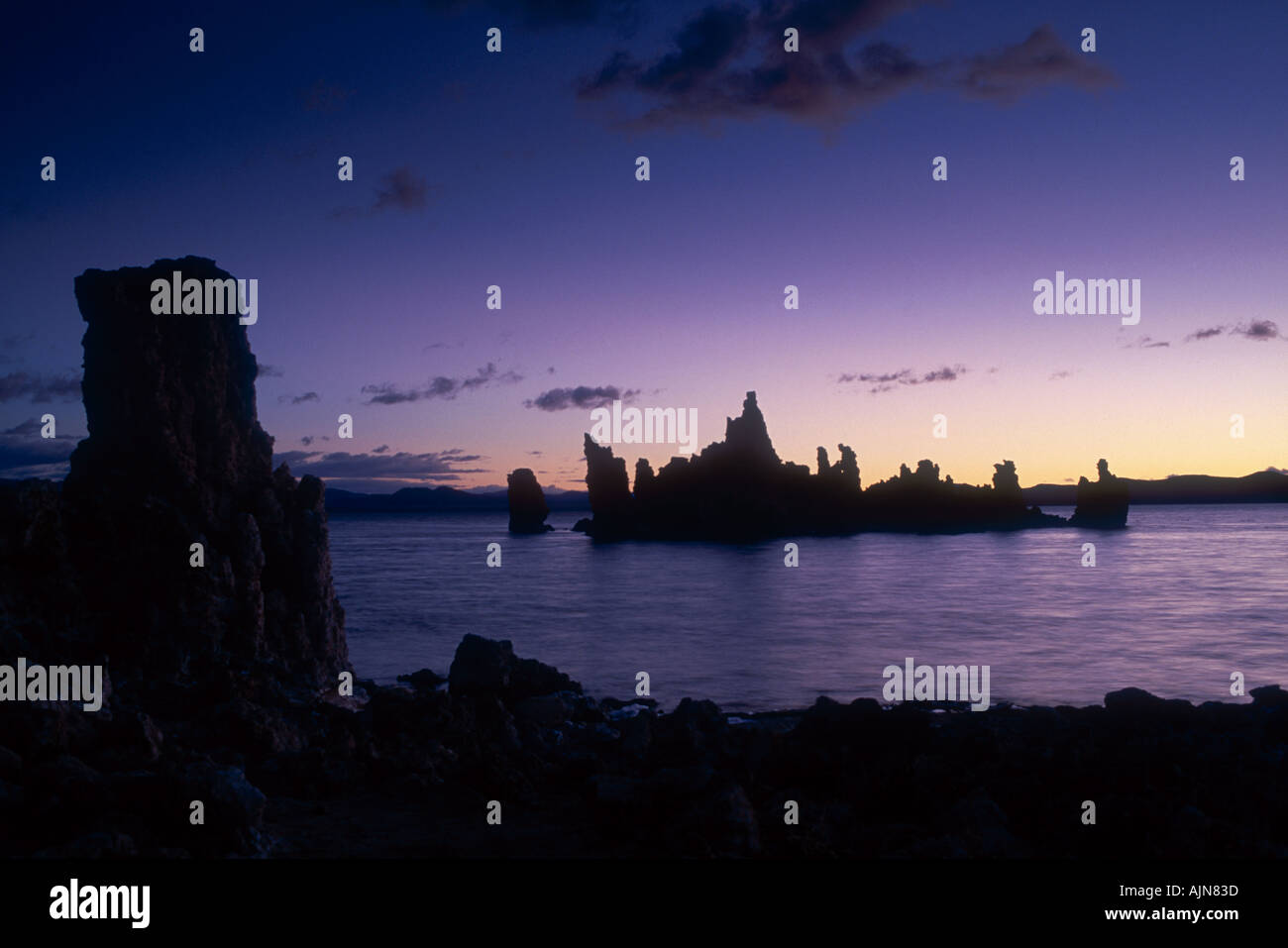 Mono Lake Tufa California USA l'aube avant le lever du soleil Banque D'Images