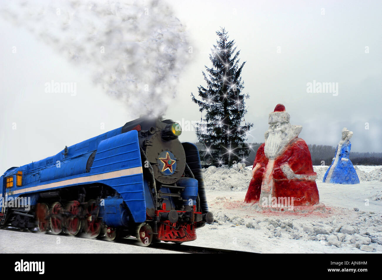 Une scène de Noël en Russie. Une vieille loco vapeur soviétique passe deux figures de glace de fête avec de grands pins allumé en arrière-plan Banque D'Images