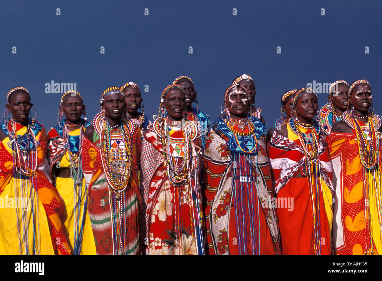 Les femmes Masai chantent un Bienvenue à la Manyatta Banque D'Images