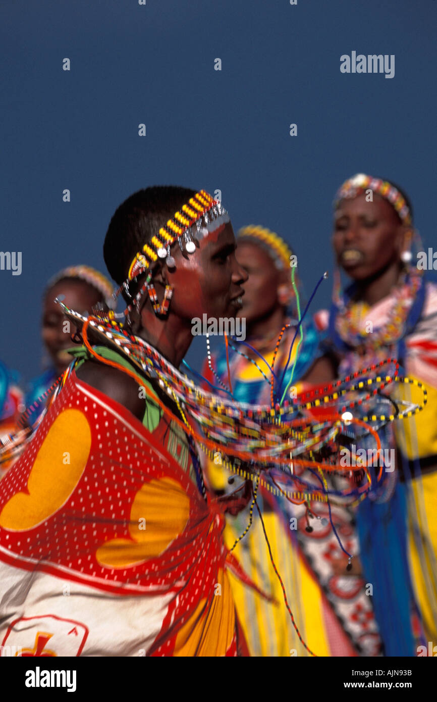 Les femmes Masai chantent et dansent une bienvenue à leurs Manyatta Banque D'Images