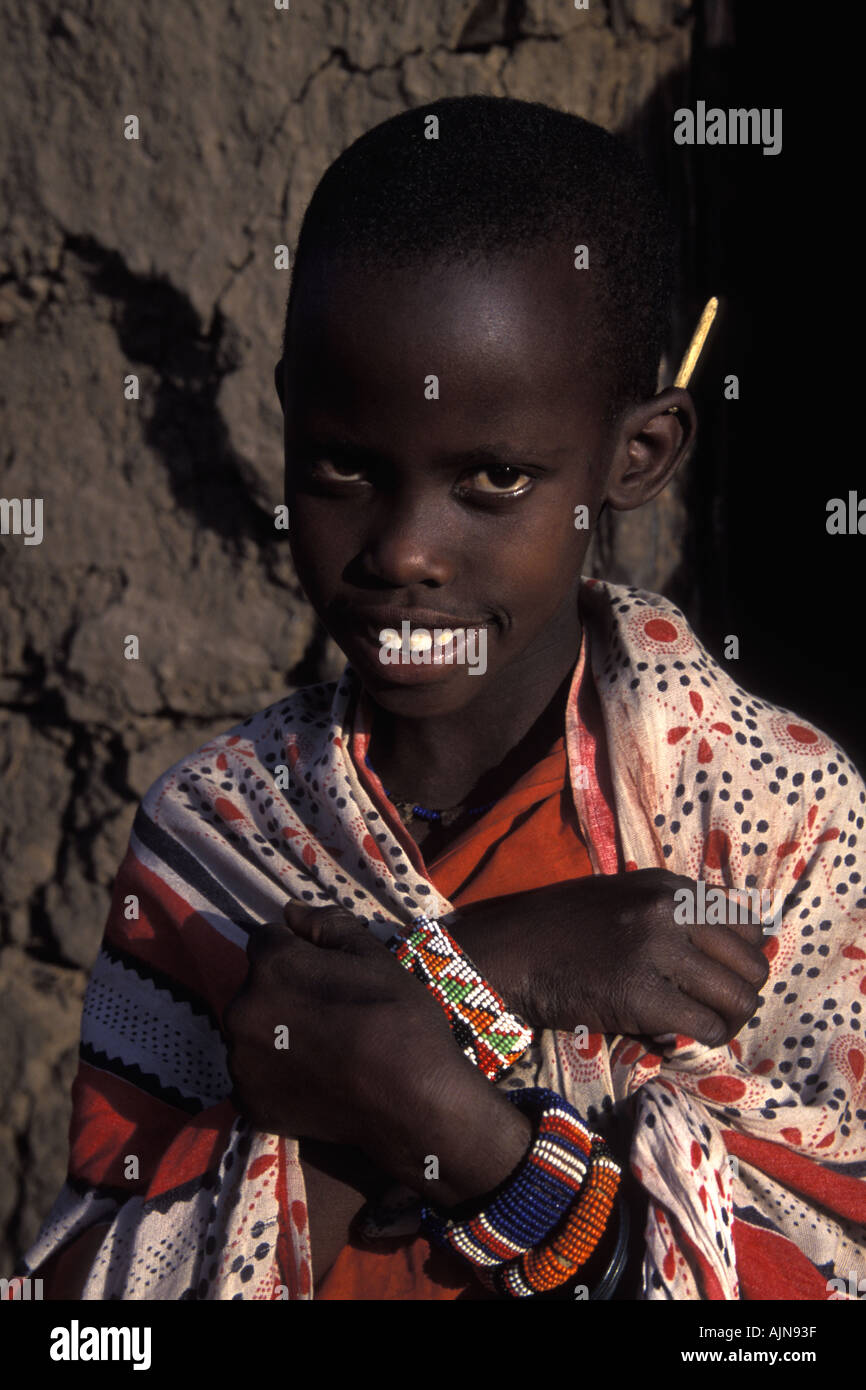 Jeune fille Masai avec bouchons et Shuka à motifs Banque D'Images