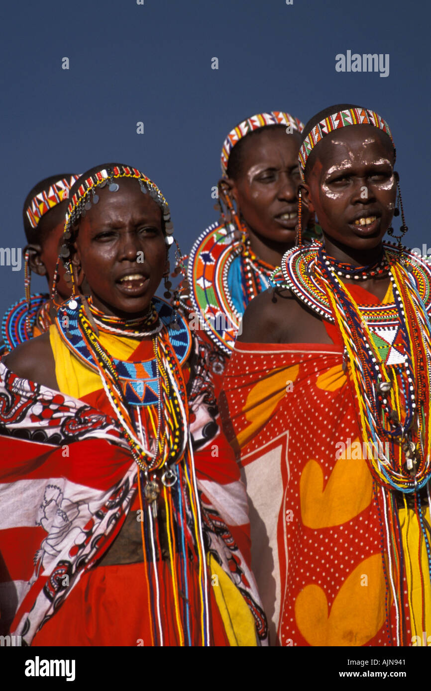 Les femmes Masai chantent un Bienvenue à la Manyatta Banque D'Images