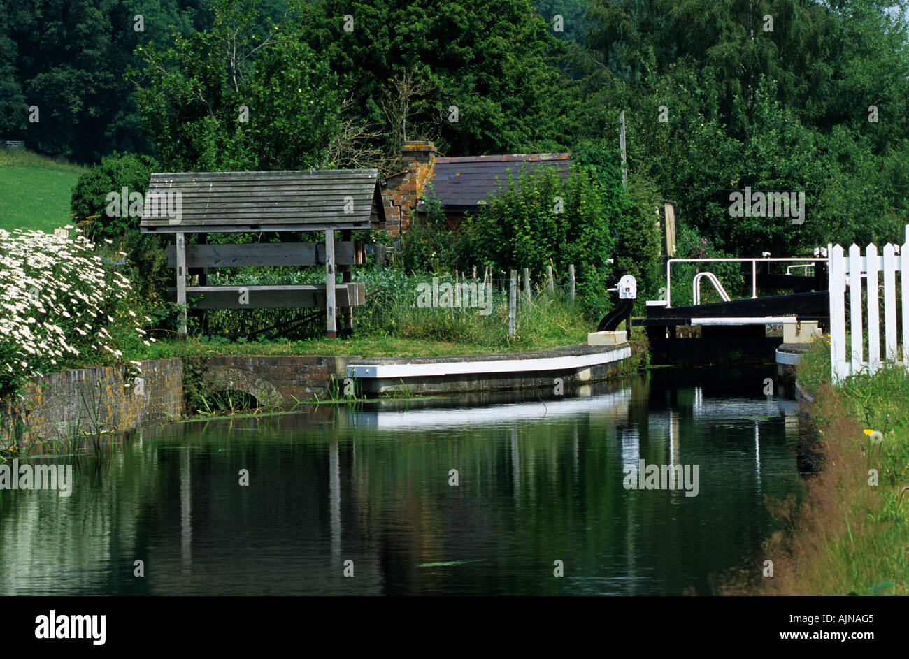 Verrouillage du fond of Berriew sur le Canal de Montgomery, une partie isolée du canal par la circulation des bateaux non utilisés. Powys, Pays de Galles, Royaume-Uni. Banque D'Images