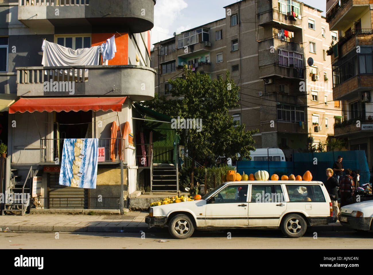 Pumpkin à vendre dans un quartier résidentiel de Tirana, Albanie Banque D'Images