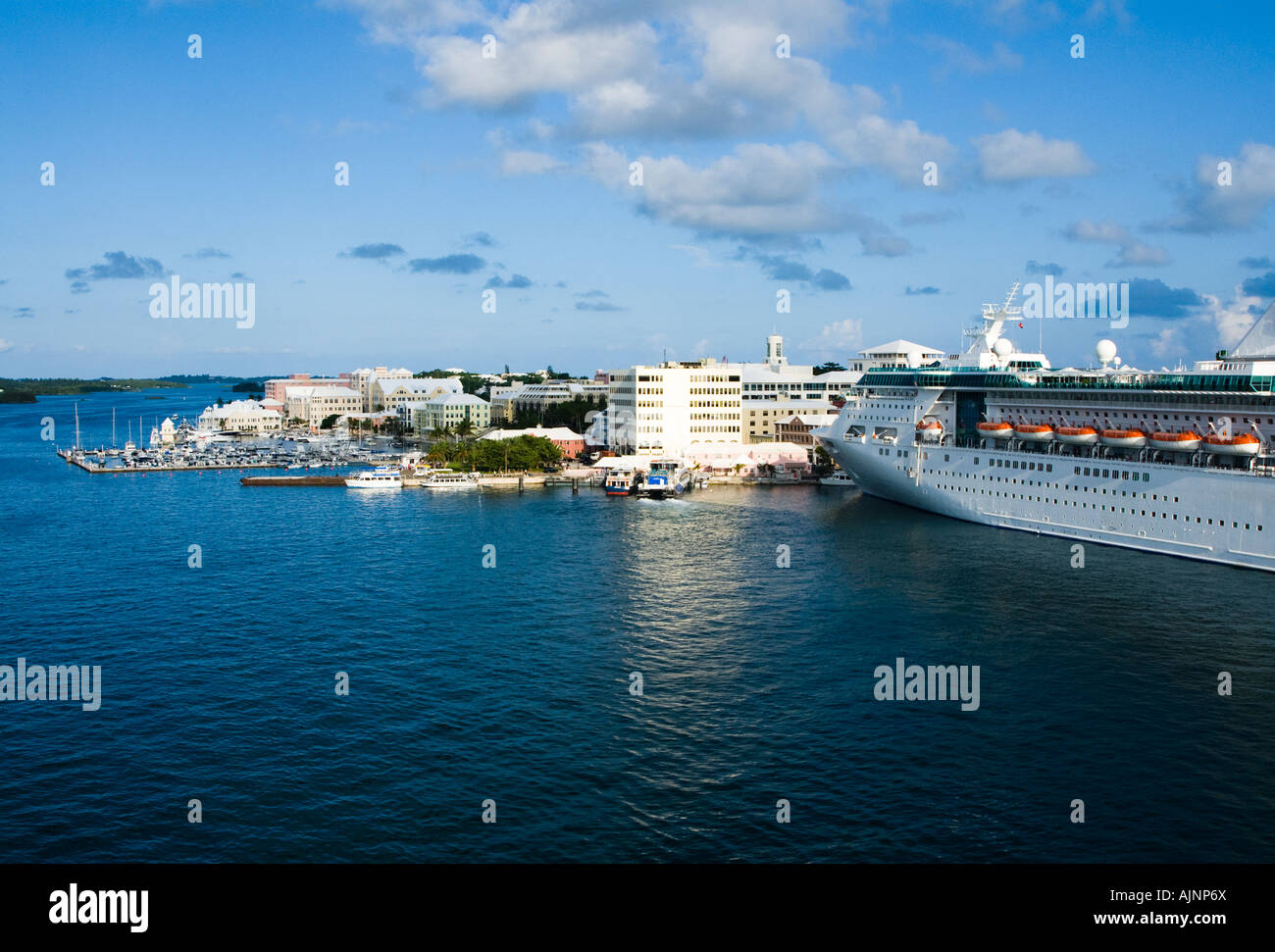 Bateau de croisière amarré à Hamilton aux Bermudes Banque D'Images