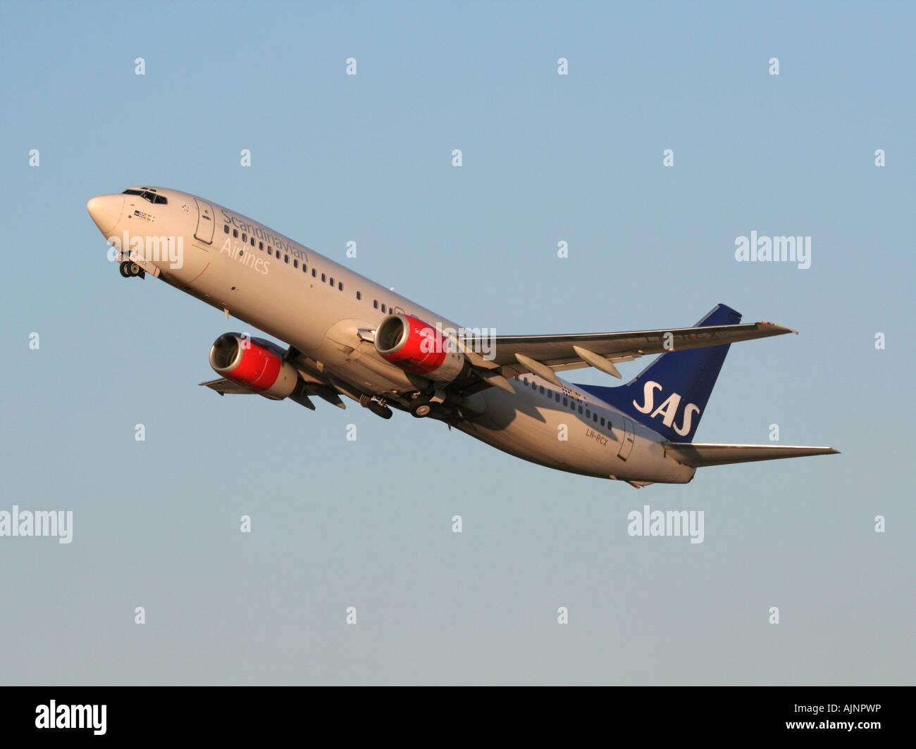Voyage aérien. SAS Scandinavian Airlines Boeing 737-800 avion de passagers décollage sur un vol commercial au coucher du soleil. Banque D'Images