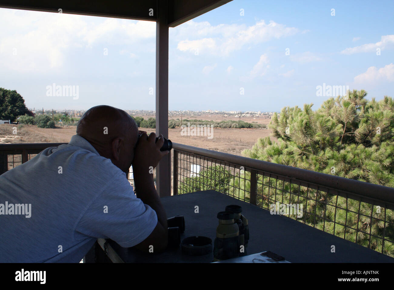 Les gens l'observation des oiseaux de la réserve naturelle sur près de Larnaca sur l'île de Chypre. Banque D'Images