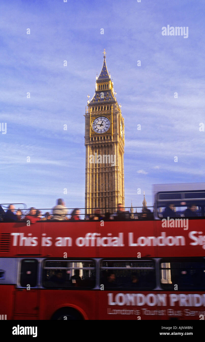 Open tour bus avec les touristes de passage de Big Ben London UK Banque D'Images
