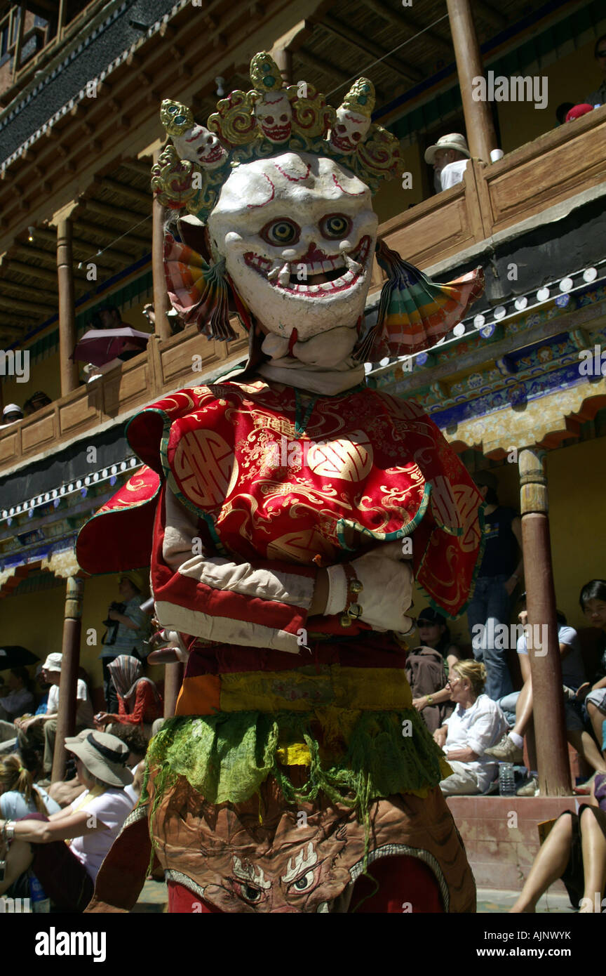 Squelette crâne masque fantôme courroucé à Cham traditionnel bouddhiste tibétain au festival d'été de danse Leh Ladakh monastère Thiksey dans Banque D'Images
