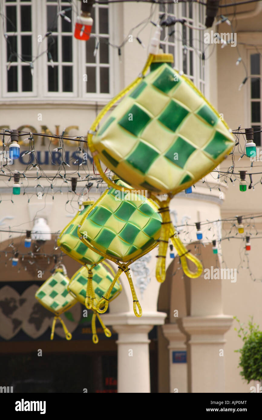 Hari Raya malaisien des lumières décoratives en forme de ketupat Banque D'Images