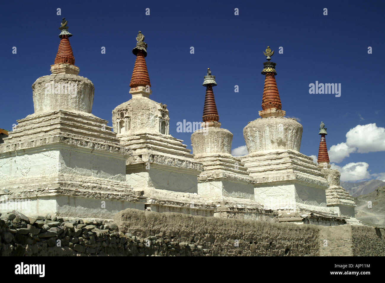 Blancs alignés stupas bouddhistes tibétains sanctuaires en Stok, Ladakh, Inde. Banque D'Images