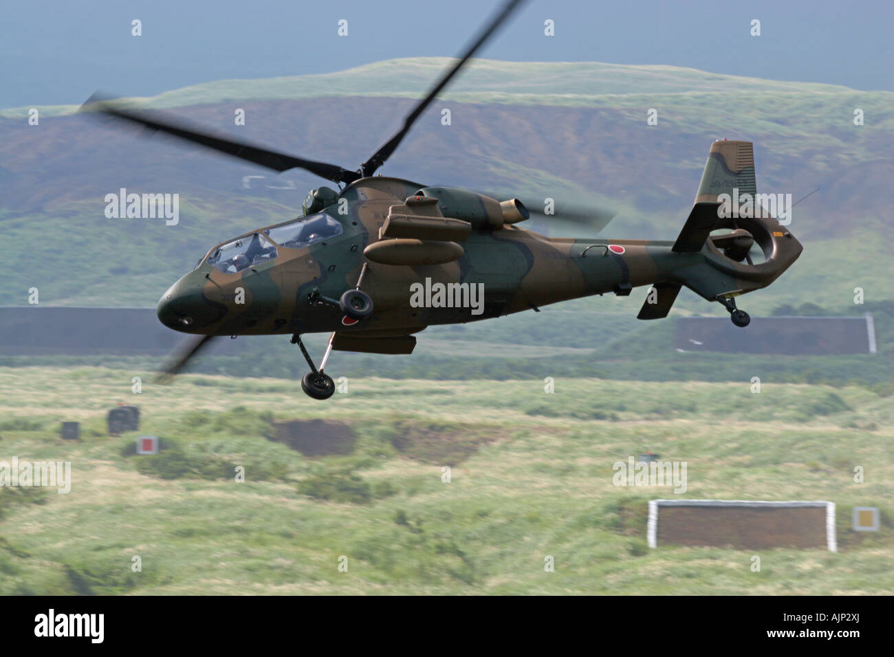 Kawasaki Oh 1 Reconnaissance Helicopter Du Japon D Auto Defense Au Sol Photo Stock Alamy