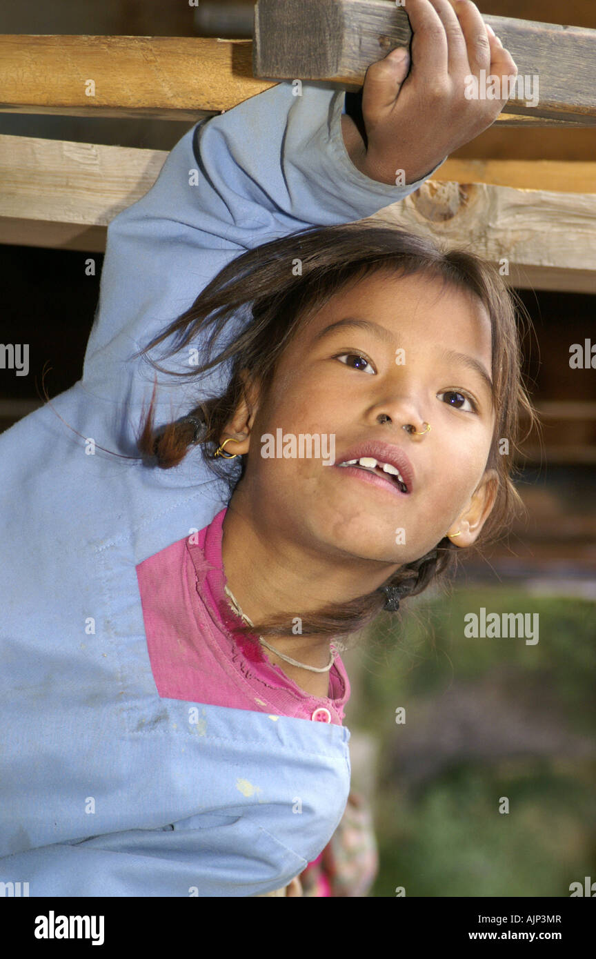 Petite fille enfant enfant indien 3 4 5 6 peu de jeunes jouant à l'extérieur faire des grimaces dans Kalga village Himachal Pradesh, Inde Banque D'Images