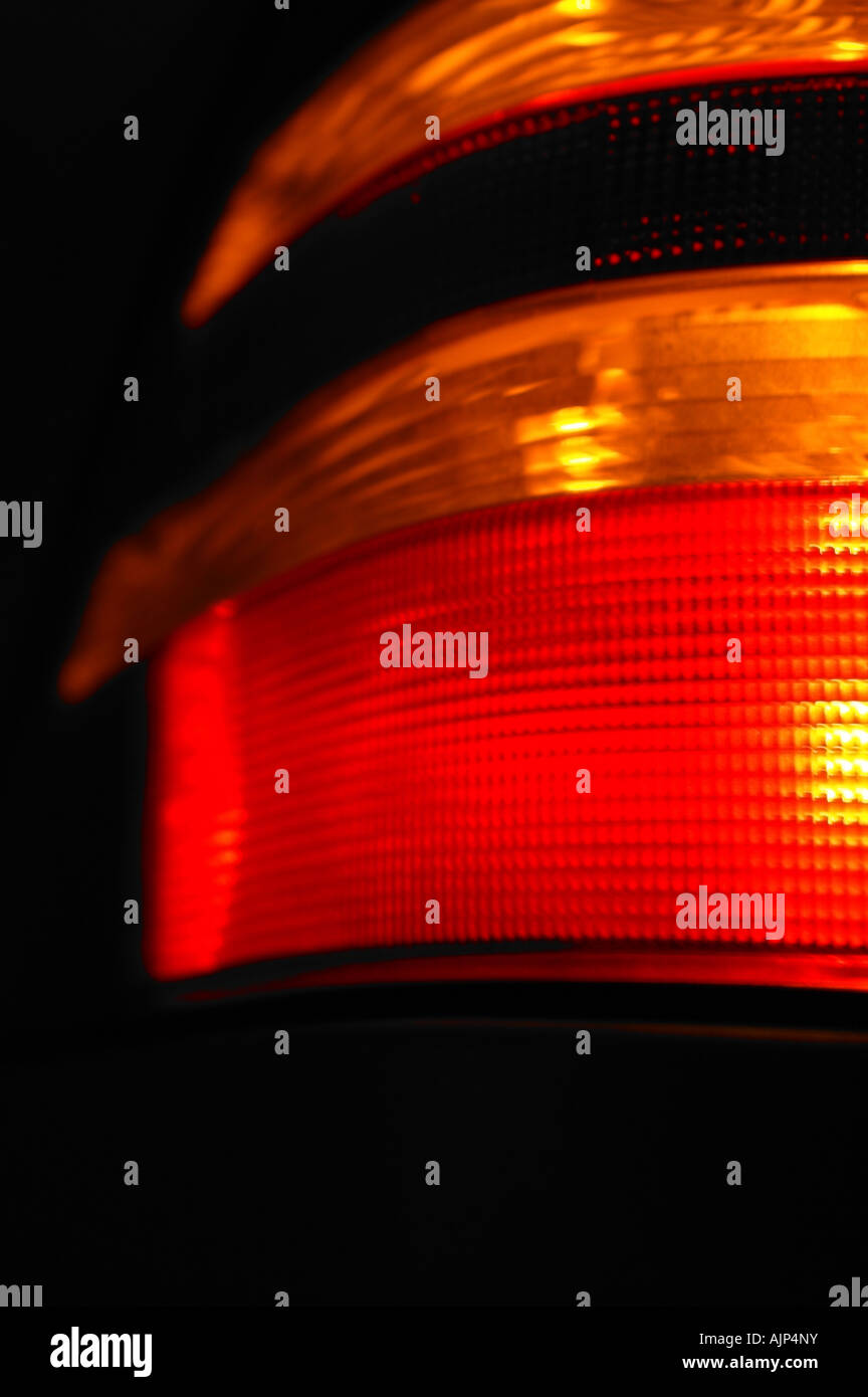 Close up du feu arrière de la voiture avec des feux de stop Photo Stock -  Alamy