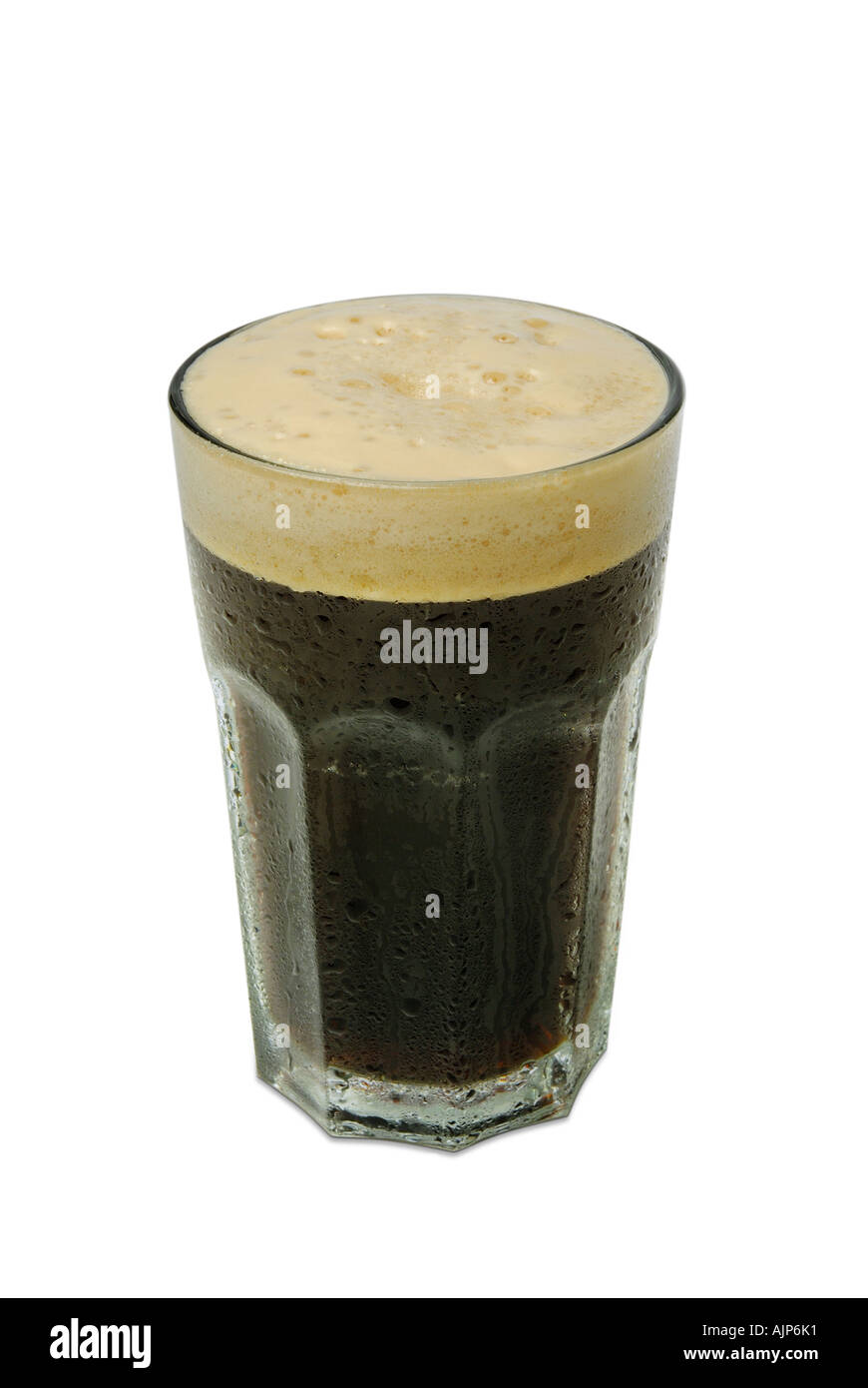 Verre de bière Guiness bière lager SUR FOND BLANC Banque D'Images