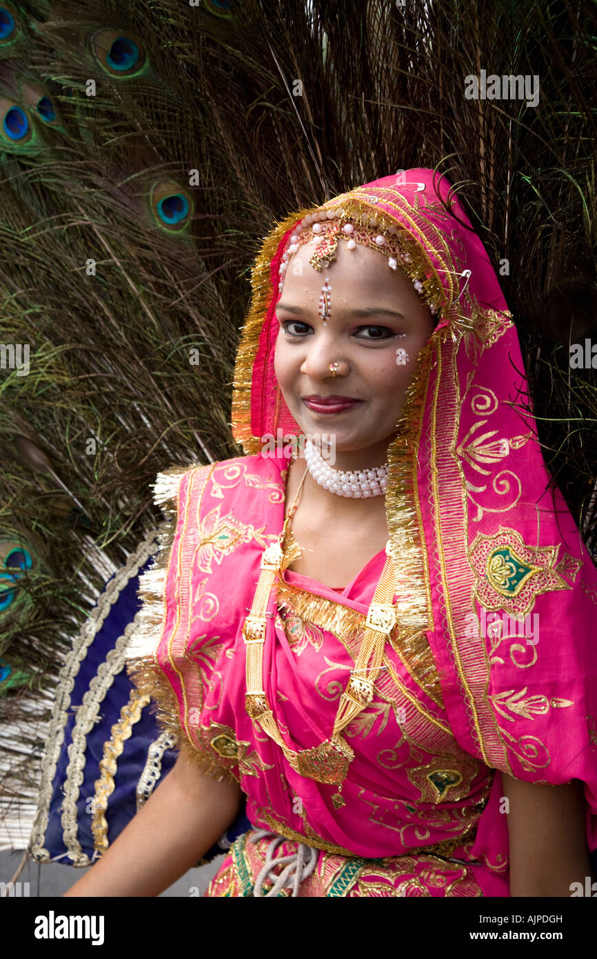 Une femme en rose et or costume Rajasthani avec plumes de paon, dans un défilé pendant le Festival de l'éléphant à Jaipur, Rajasthan, Inde. Banque D'Images