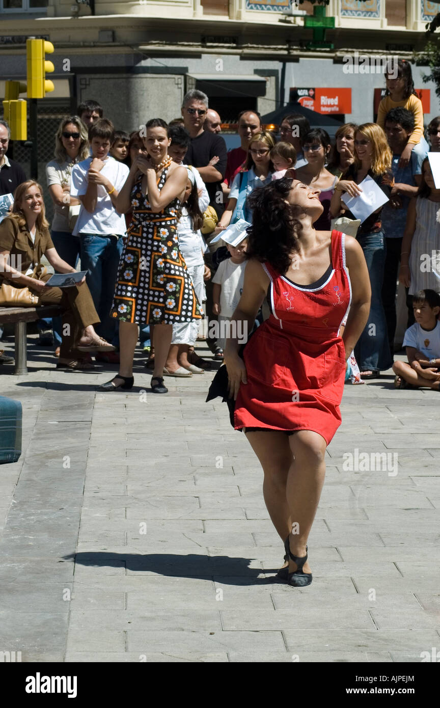 Danseurs dans une danse contemporaine et théâtre de rue festival. Jose Sinues Square, Zaragoza, Aragon, Espagne. Banque D'Images