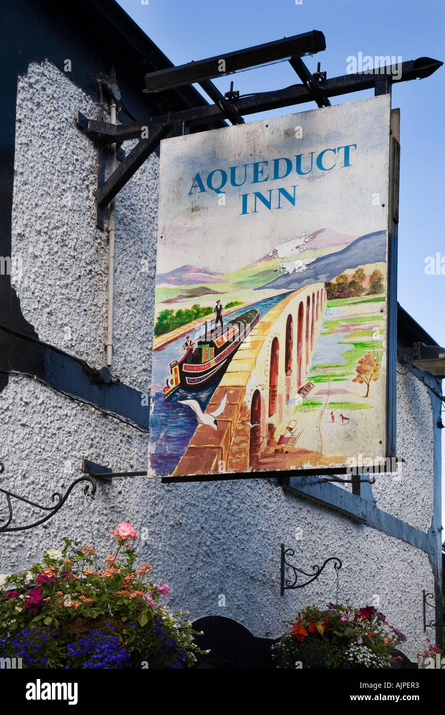 Enseigne de pub à l'Aqueduc Inn dans Froncysyllte près du pont-canal de Pontcysyllte North Wales Banque D'Images