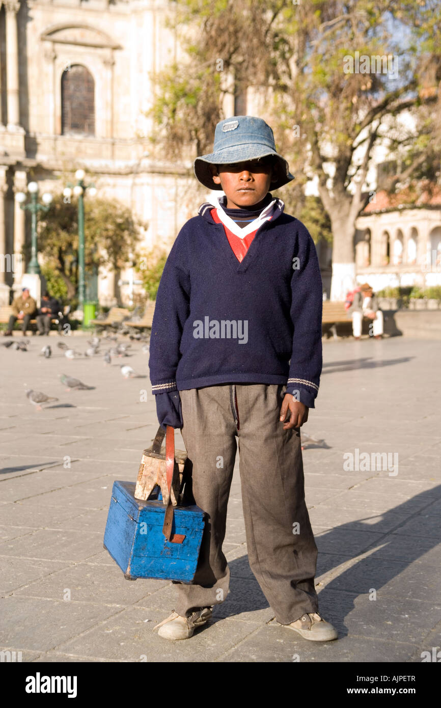 Juan Carlos le service de cireur garçon dans la plaza Murillo à la recherche pour les entreprises, La Paz, Bolivie Banque D'Images