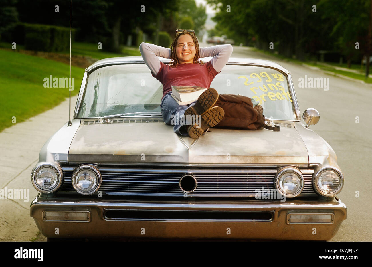 Femme assise sur le capot de la voiture Banque de photographies et d ...