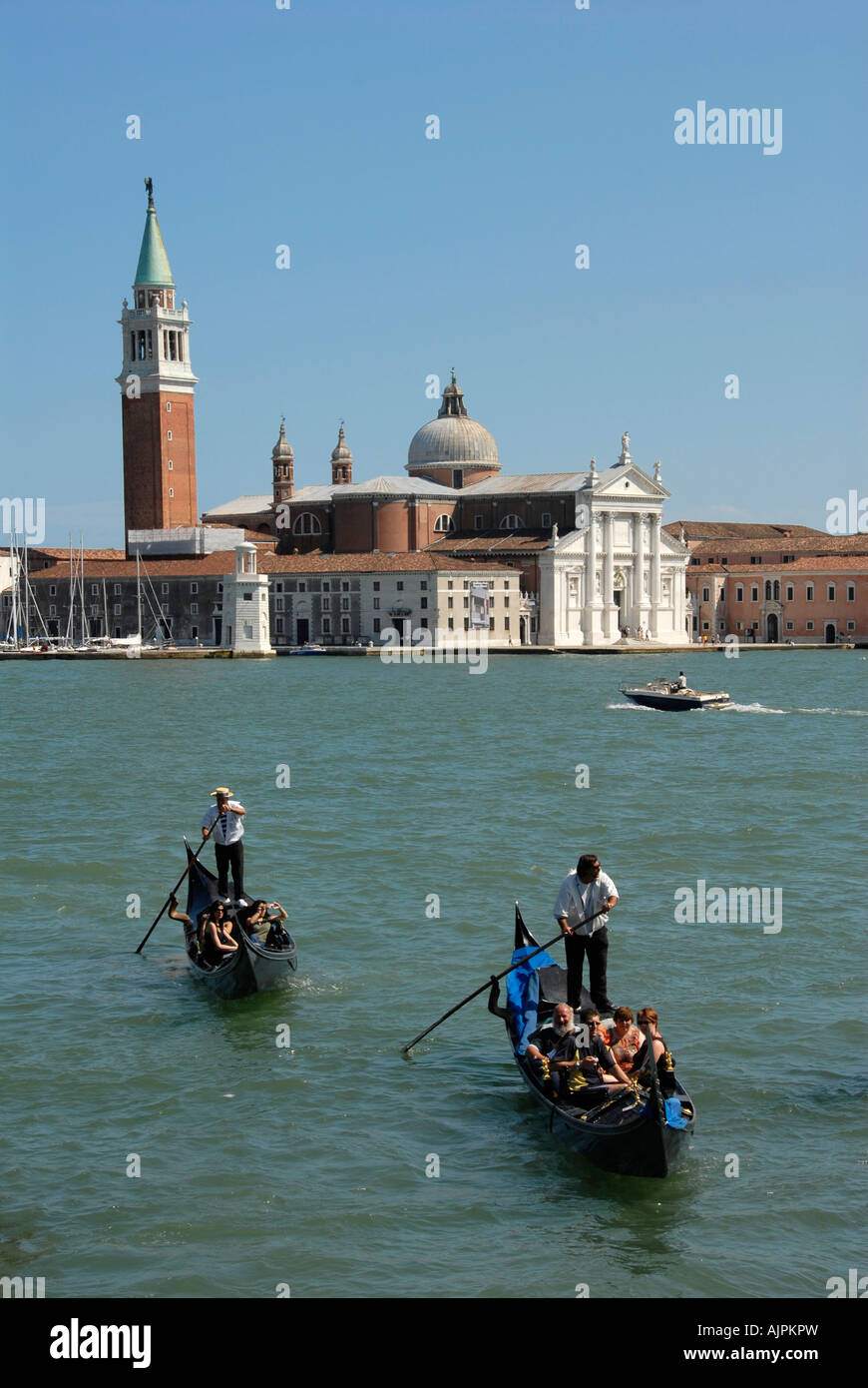 Deux gondoles et San Giorgio Maggiore Venise Italie Banque D'Images