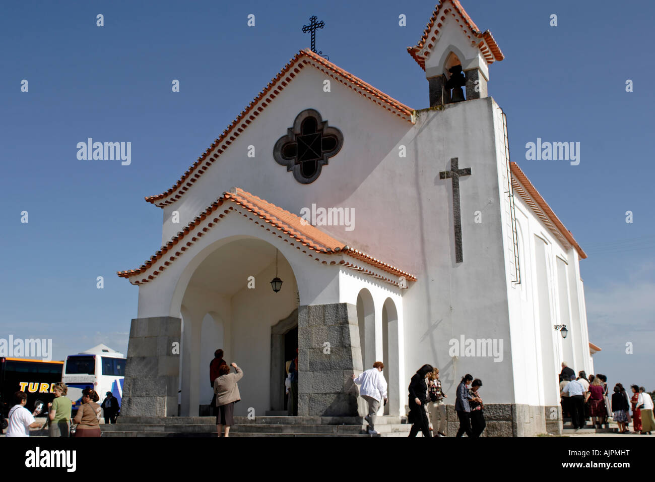 Les pèlerins à l'extérieur de Notre Dame de la chapelle d'ortiga, près de Fatima, Portugal Banque D'Images
