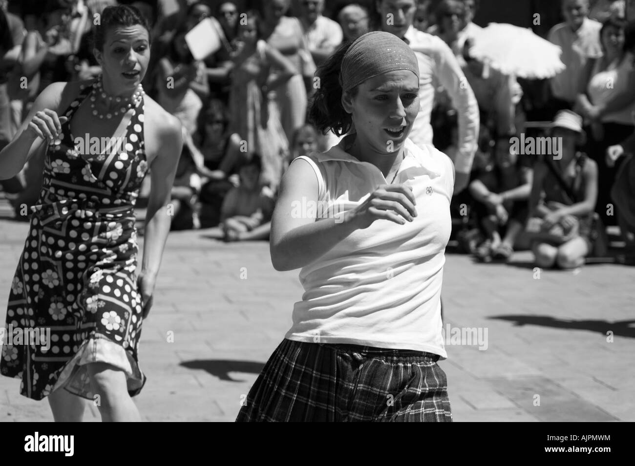 Danseurs dans une danse contemporaine et théâtre de rue festival. Jose Sinues Square, Zaragoza, Aragon, Espagne. Banque D'Images