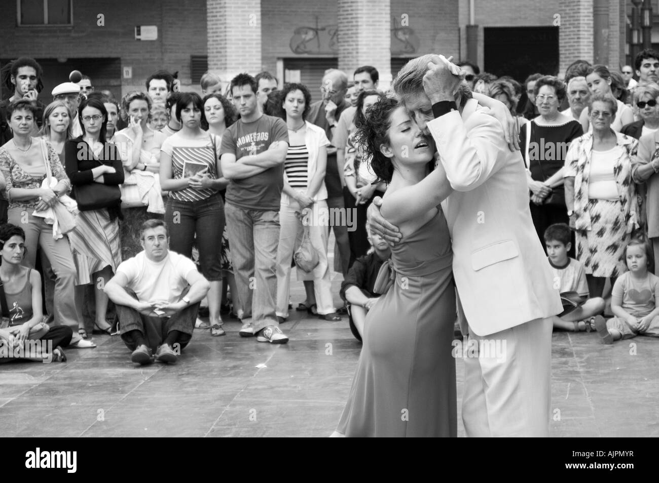 Des danseurs de tango dans une rue de la danse contemporaine et théâtre Festival. Plaza San Pedro Nolasco, Zaragoza, Aragon, Espagne. Banque D'Images