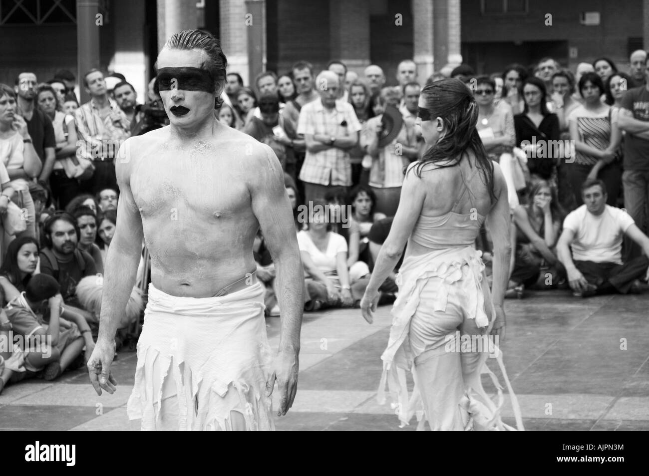 Danseurs dans une danse contemporaine et théâtre de rue festival. Plaza San Pedro Nolasco, Zaragoza, Aragon, Espagne. Banque D'Images