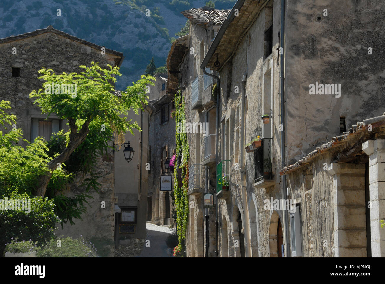 Ruelle St Guilhem le Désert Hérault Languedoc France Banque D'Images