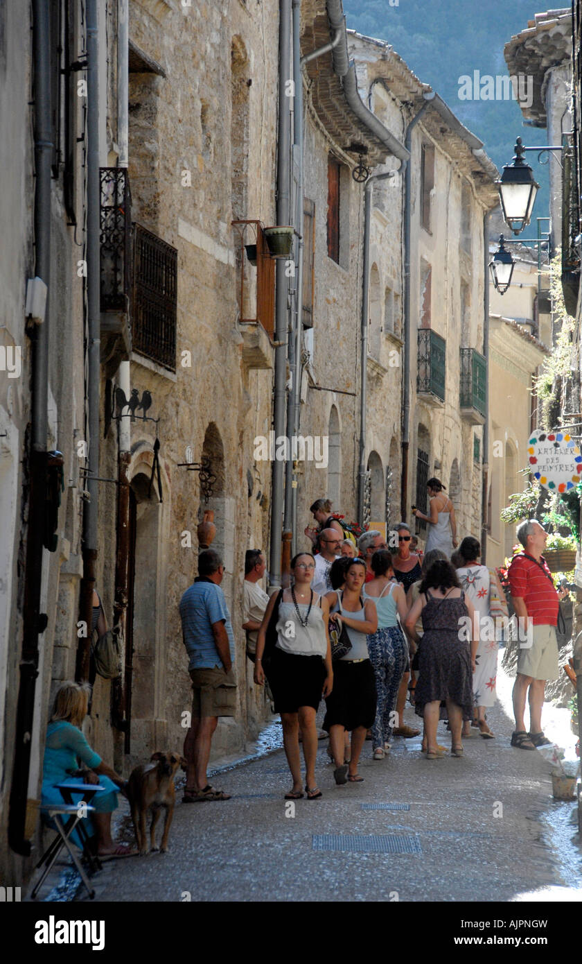 Rue étroite avec les touristes St Guilhem le Désert Hérault Languedoc France Banque D'Images