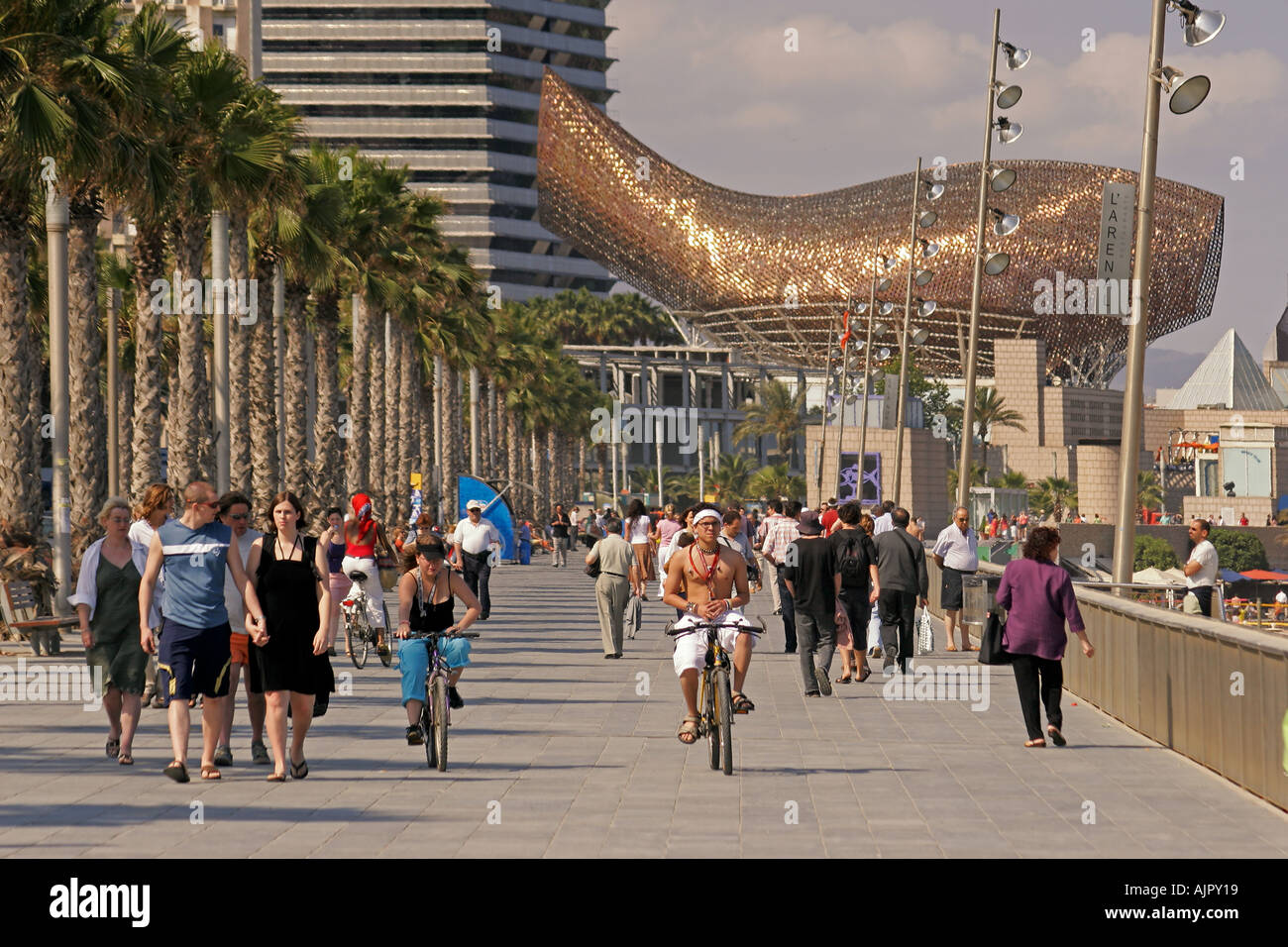 Espagne Barcelone plage Platja de la Barceloneta, promenade gens fond ffish sculture par Frank Gehry Banque D'Images
