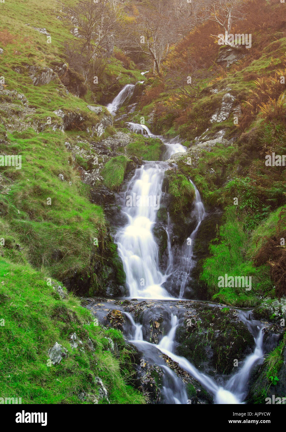 L'eau s'engouffre dans les collines de la région de Cumbria. Banque D'Images