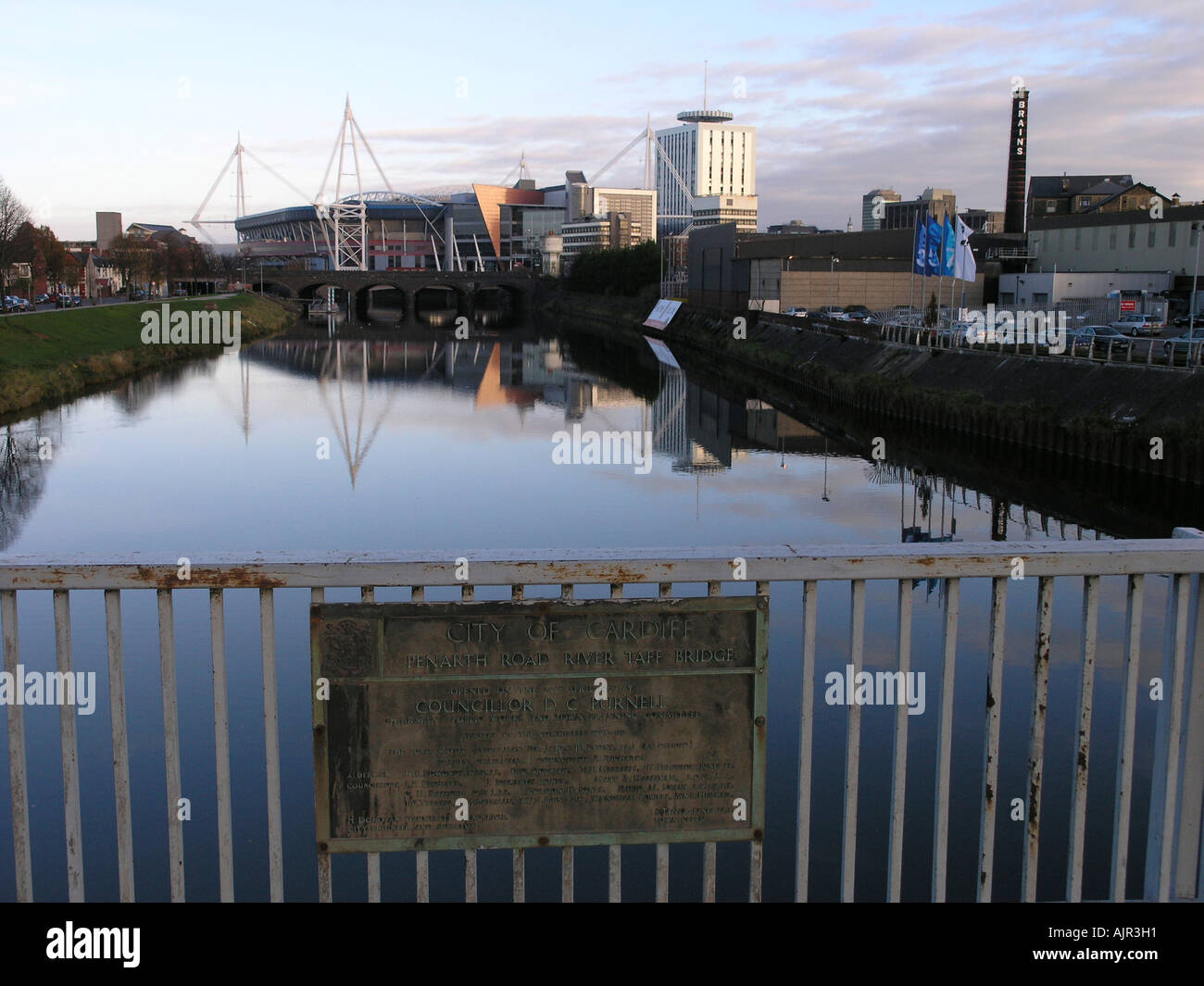 Millenium Stadium accueil de rugby gallois de Cardiff City river taff capitale du Pays de Galles uk go Banque D'Images