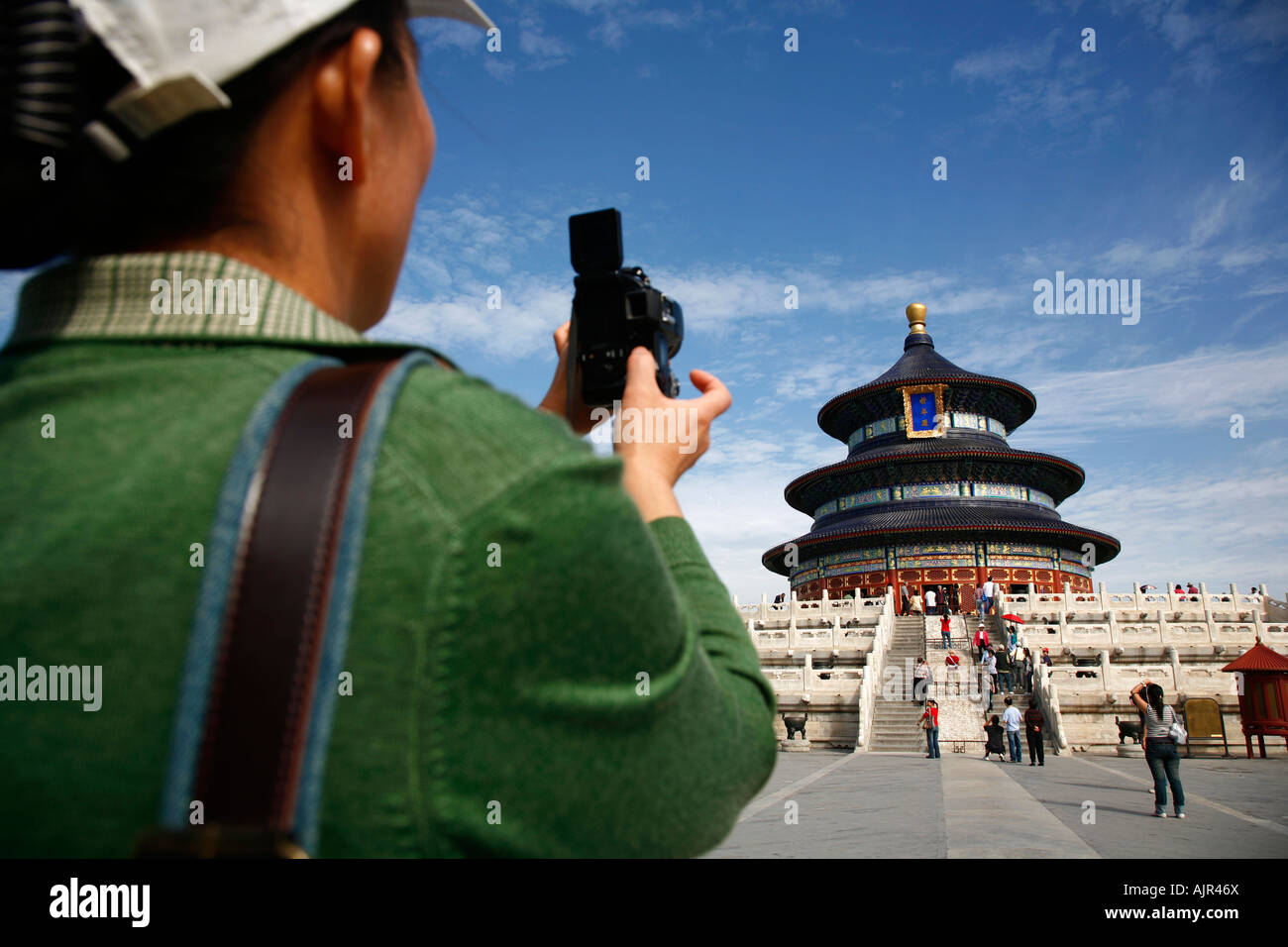 Femme photographiant les bonnes récoltes salle de prière au Temple du Ciel Beijing Chine Banque D'Images