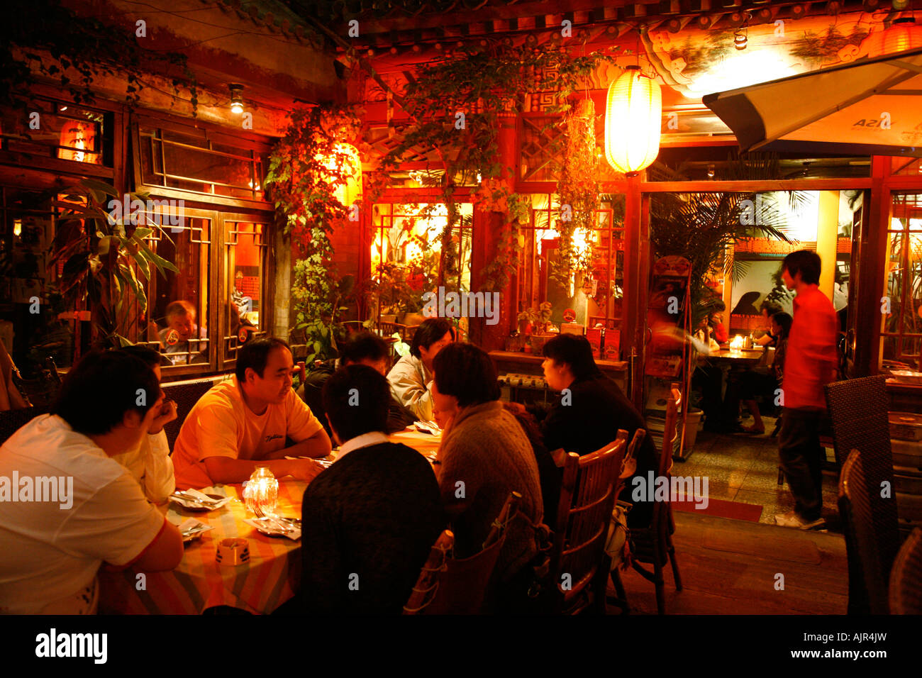 Passer par un bar et un restaurant sur Nanlougu Xiang une rue avec de nombreux cafés, bars et restaurants de Beijing ème arrondissement Dongcheng Banque D'Images